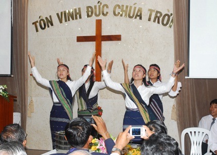 Đội múa thờ phượng Chúa từ  HT tại Tây Nguyên. 